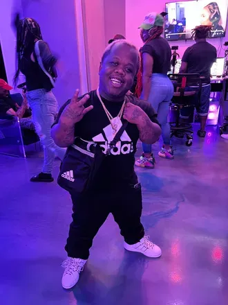 OnlyFans account  officialmidgetmac avatar 1