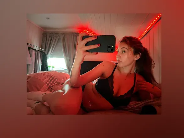 OnlyFans cuenta bellaa11a header 2