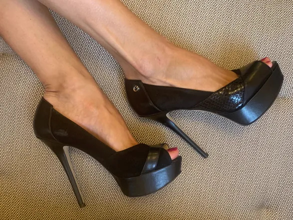 OnlyFans account  feet_to_love header 2