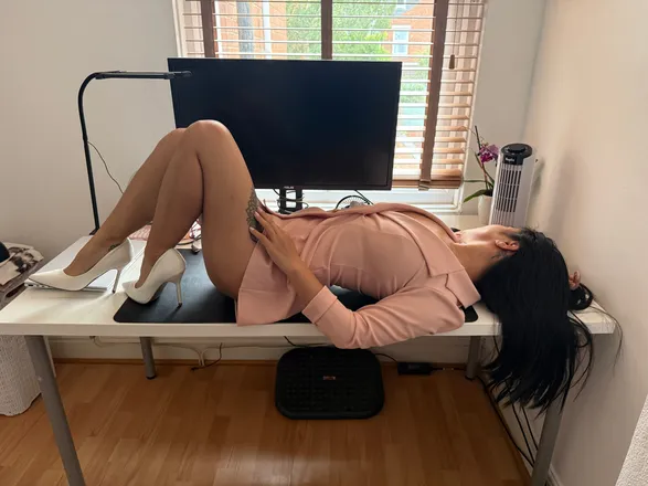 OnlyFans account  selinablossoms header 2