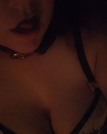 OnlyFans cuenta theredqueensquarters header 2