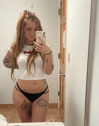 OnlyFans cuenta simplysaraahtonin header 2