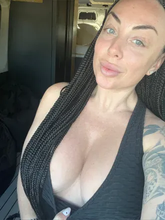 OnlyFans account  thenakedwifeisherexx avatar 1