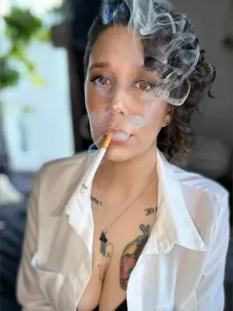 OnlyFans cuenta kittylynnsmokes2 avatar 1