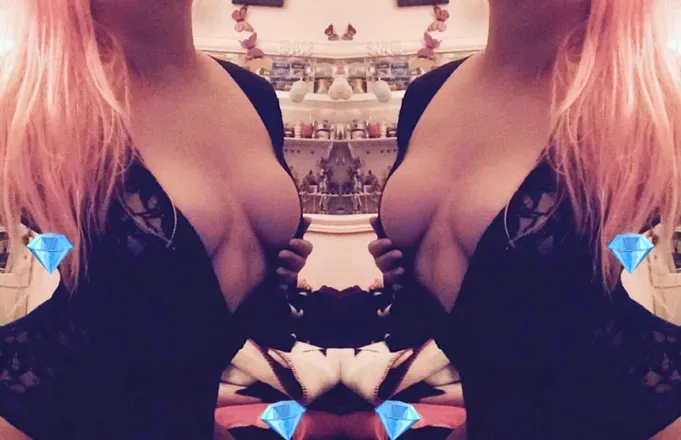 OnlyFans cuenta missqueenieee header 2