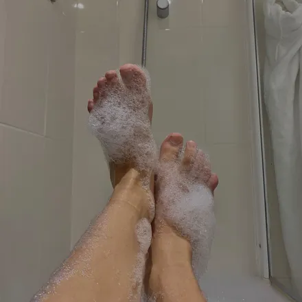 OnlyFans cuenta notyourfeetgirl header 2
