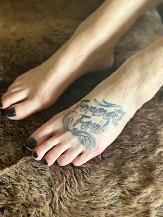 OnlyFans cuenta feralbutfancyfeet header 2