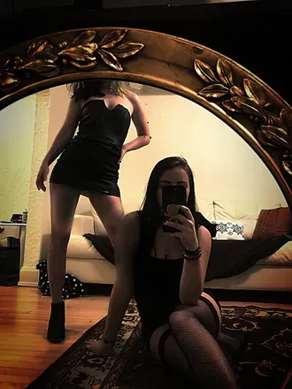 OnlyFans cuenta lovelesslesbians avatar 1