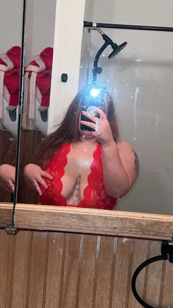OnlyFans cuenta crimsoncurves001 header 2