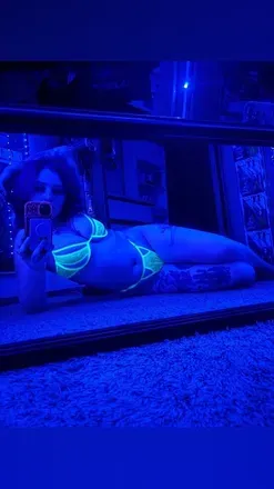 OnlyFans cuenta vvenomousviolet header 2