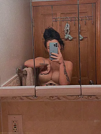 OnlyFans cuenta taralynnofficial1 header 2