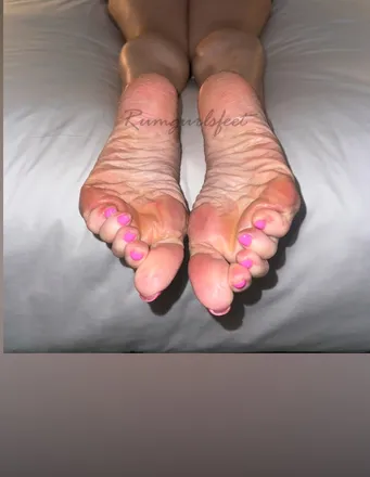 OnlyFans cuenta rumgurlsfeet header 2