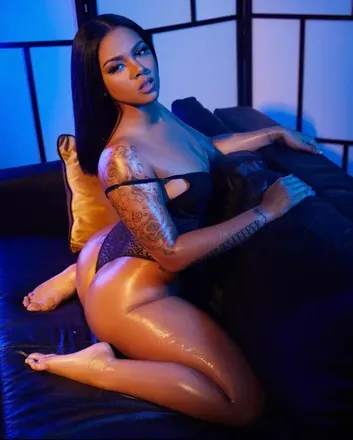 OnlyFans account  henneszyforeign avatar 1