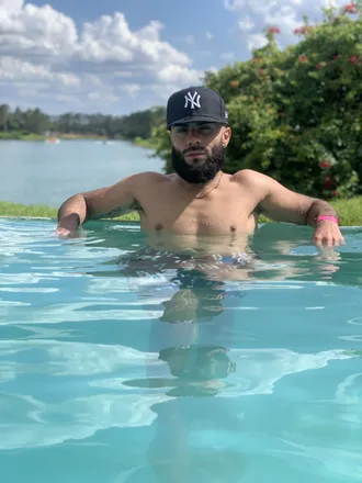 OnlyFans cuenta louuievee header 2