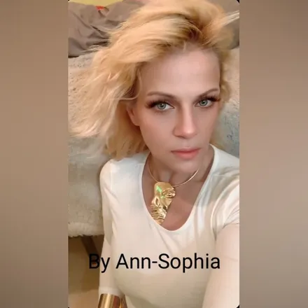 OnlyFans cuenta ann-sophia header 2