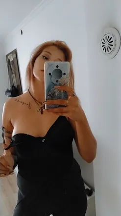 OnlyFans account  ellaroyal header 2