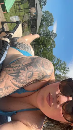 OnlyFans cuenta yourhotwifee header 2