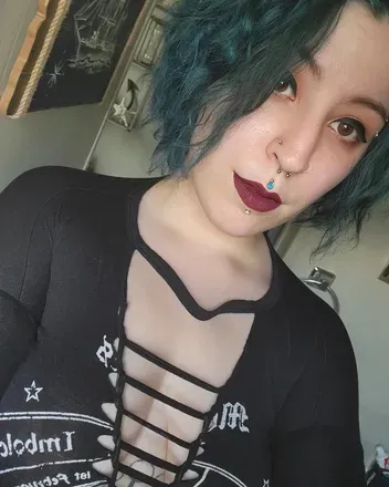 OnlyFans account  queen-toxic-peach avatar 1