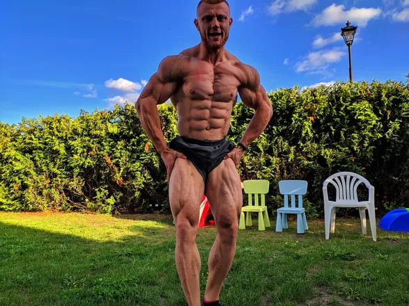OnlyFans cuenta serious77 header 2
