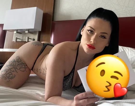OnlyFans account  petitebombshell1 header 2