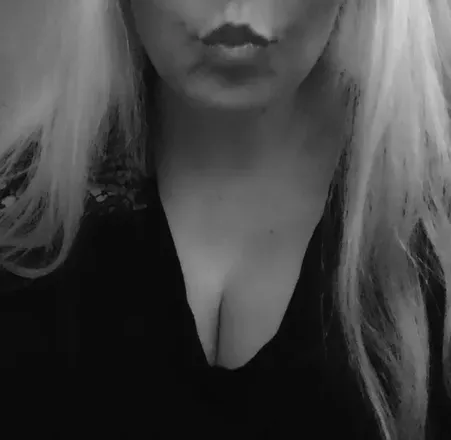 OnlyFans cuenta iamtherealsophie header 2