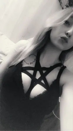OnlyFans account  misshoneyyones header 2