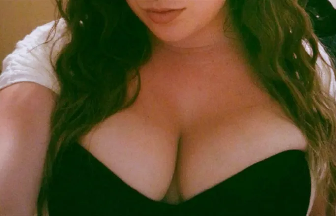 OnlyFans cuenta curvynextdoor header 2