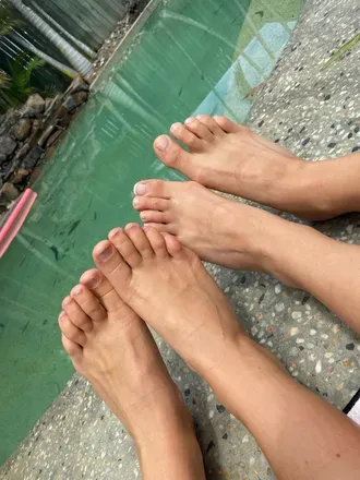 OnlyFans cuenta twogirlsfour.feet avatar 1