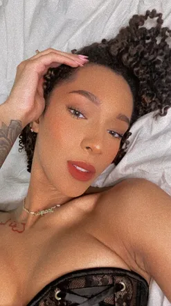 OnlyFans cuenta queenxrosalie header 2