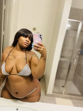 OnlyFans cuenta missthundathighs header 2