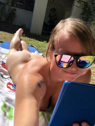 OnlyFans cuenta nudeyweekender header 2
