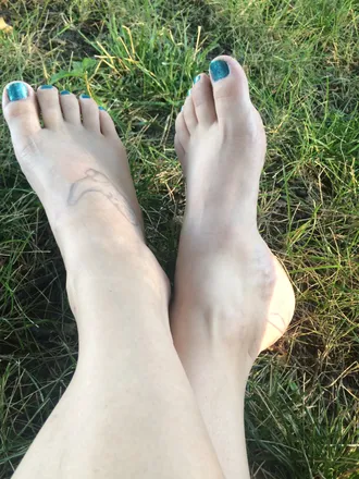 OnlyFans cuenta adventurouslilfeet header 2