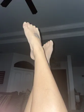 OnlyFans cuenta lauraspetitefeet21 header 2