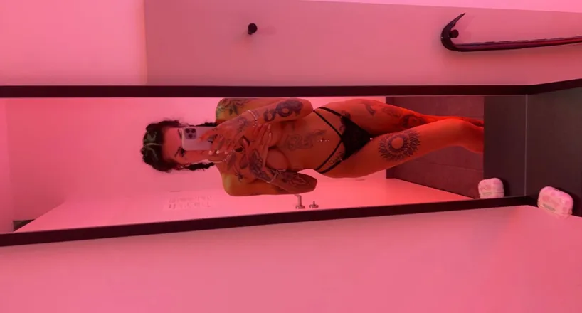OnlyFans cuenta sarahjanex3 header 2