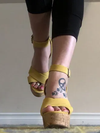 OnlyFans cuenta foxyfeet_22 avatar 1