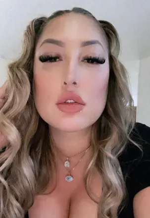 OnlyFans account  luxxxieluxxxe avatar 1