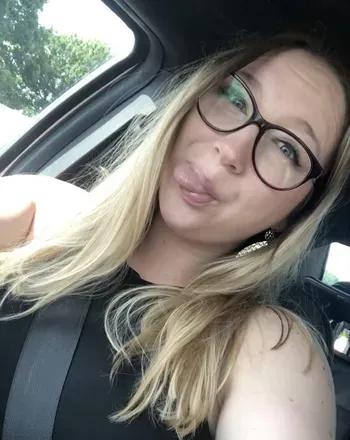 OnlyFans cuenta momnextdoortiffany header 2