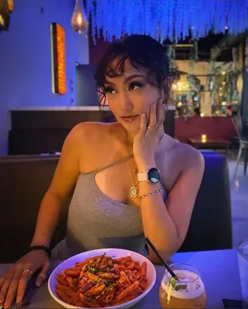OnlyFans cuenta urfavasianbih4free avatar 1