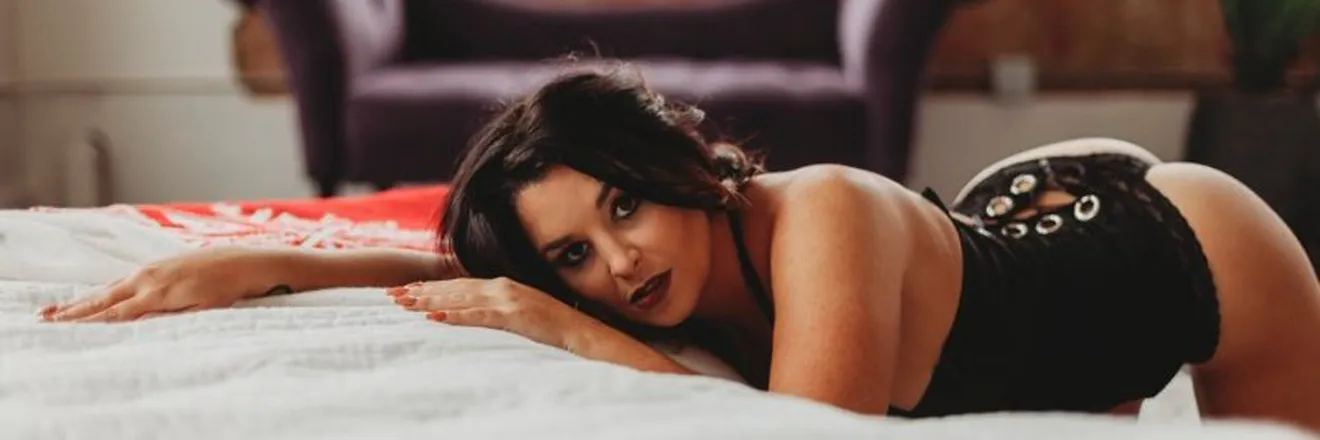 OnlyFans cuenta fauxrealwife header 2