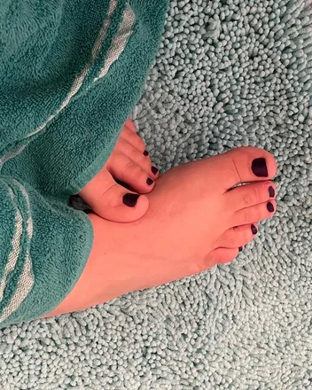 OnlyFans account  thesefeetaintforwalkin header 2