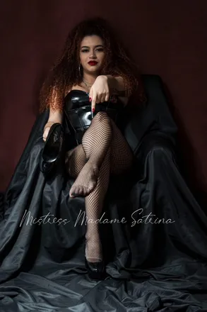 OnlyFans cuenta madamesatrina header 2