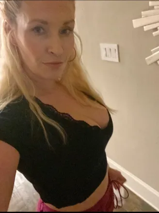 OnlyFans account  fortheloveofblonde header 2