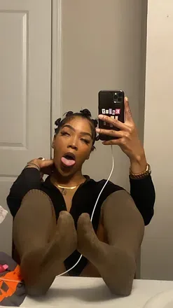 OnlyFans account  hellchellee avatar 1