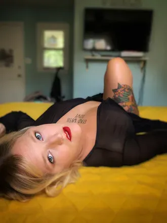 OnlyFans account  shh_donttellmom avatar 1