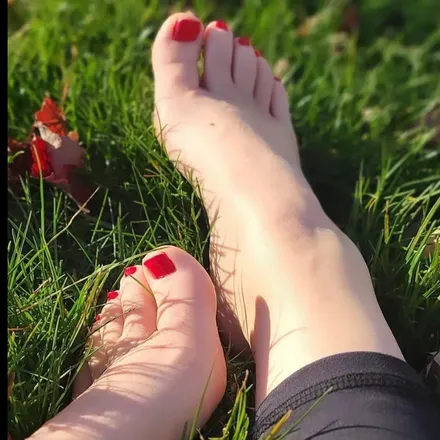 OnlyFans cuenta petitefeet.5 header 2