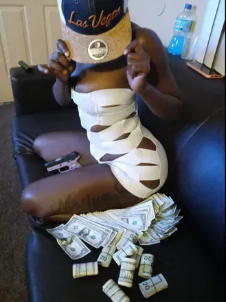 OnlyFans account  queen2cz avatar 1