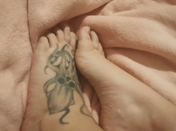 OnlyFans cuenta shy.feet header 2