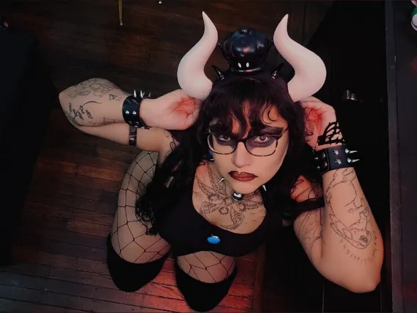OnlyFans cuenta snugglegothbunny header 2
