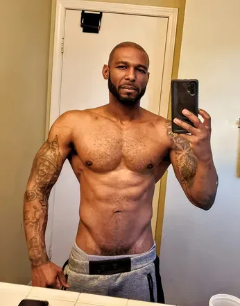 OnlyFans account  modelred-e avatar 1