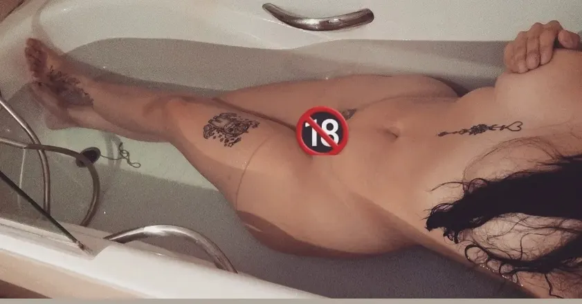 OnlyFans cuenta chicaguess header 2